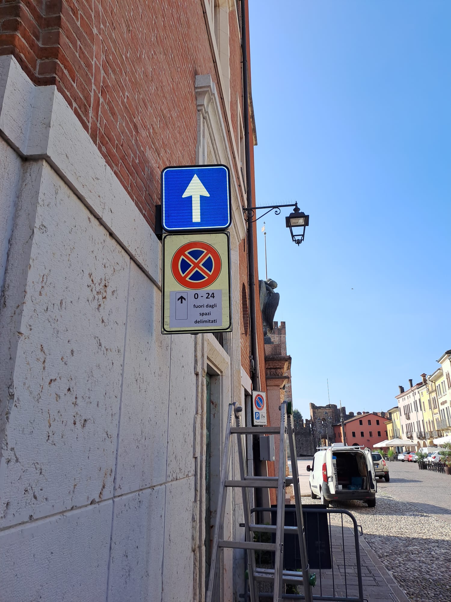Avviso di nuova segnaletica con divieto di fermata in Piazza Castello