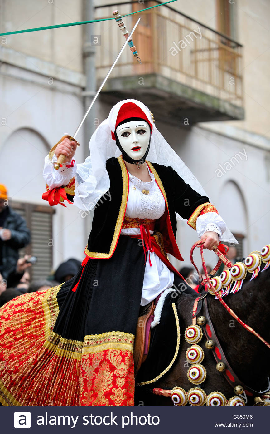 Sfilata di cavalli con cavalieri in maschera